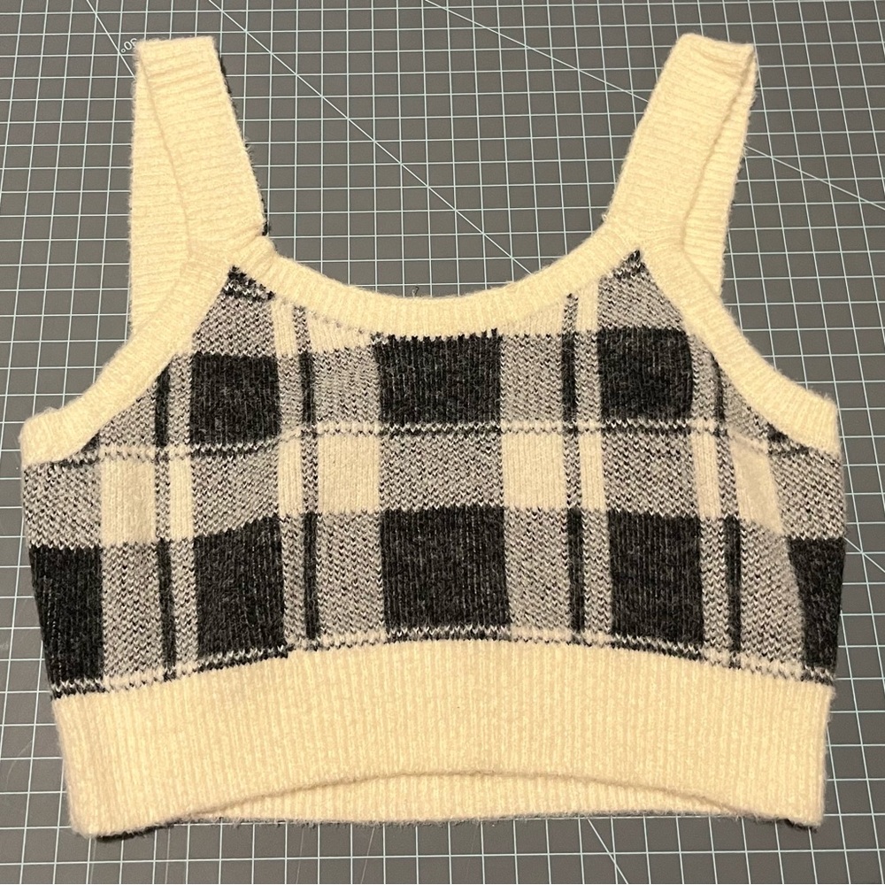 Arizona Jean Company Cream Crop Sweater Tank Top